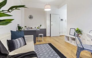 piccolo open space allestito con home staging colore bianco e nero con parquet naturale a terra